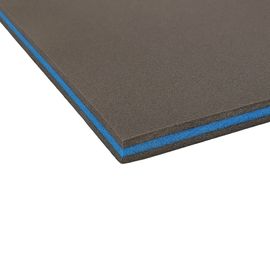 Rollo di schiuma di polietilene per isolamento degli edifici. Materiale acustico e impermeabile a celle chiuse.
