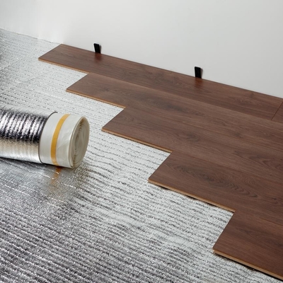 Spuma PE ad alta densità con foglio di alluminio riflettente sul lato isolante sotto tappeti laminato o vinile